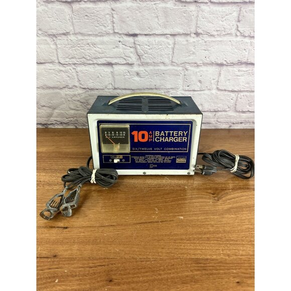 Vintage Montgomery Ward 10 Amp 6V-12V Battery Charger 61-6452 - Picture 1 of 10